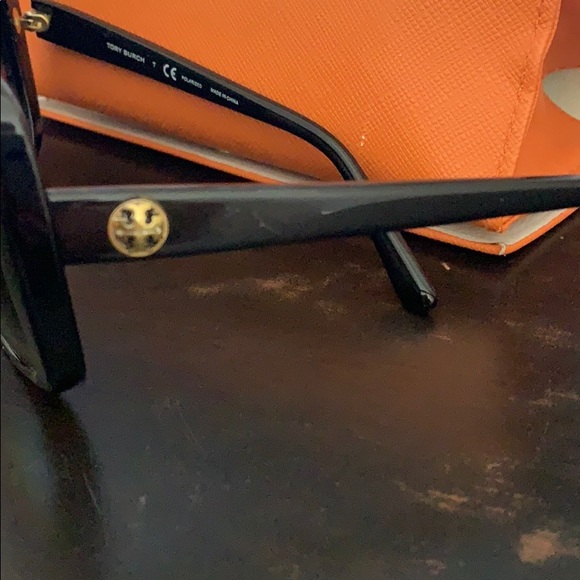 Tory Burch sunglasses black frame main image 5